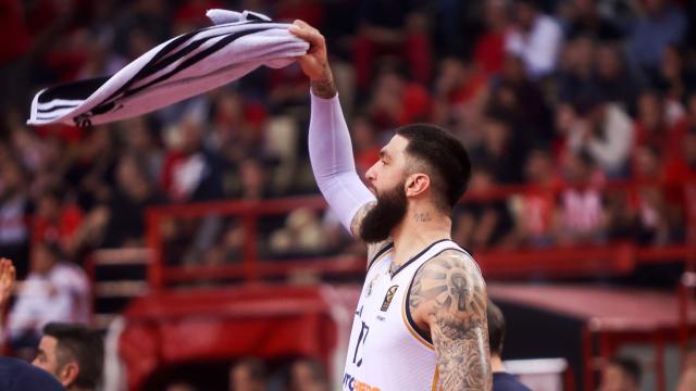 Vincent Poirier agita una toalla en el banquillo del Real Madrid.