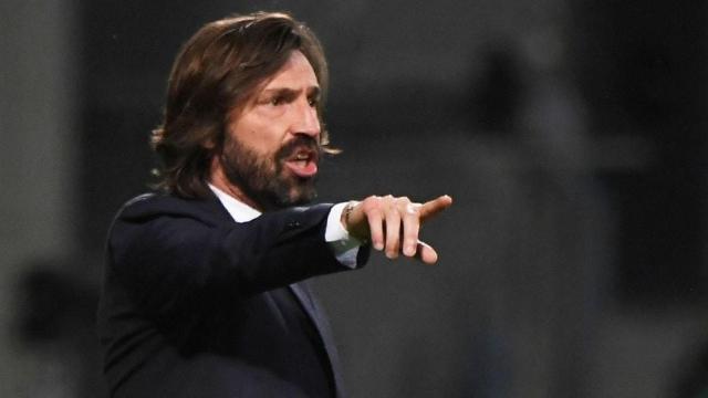 Andrea Pirlo, dando instrucciones  desde el banquillo durante un partido.