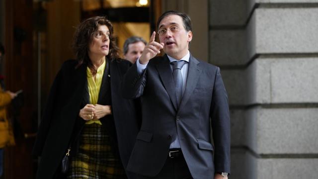 El ministro de Exteriores, Albares, y Ángeles Moreno, secretaria de Estado del Ministerio, este miércoles en el Congreso.