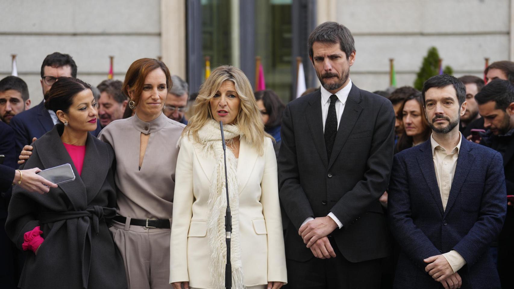 La líder de Sumar, Yolanda Díaz (c), acompañada de los ministros Sira Rego (i-d), Mónica García, Ernest Urtasun y Pablo Bustinduy.