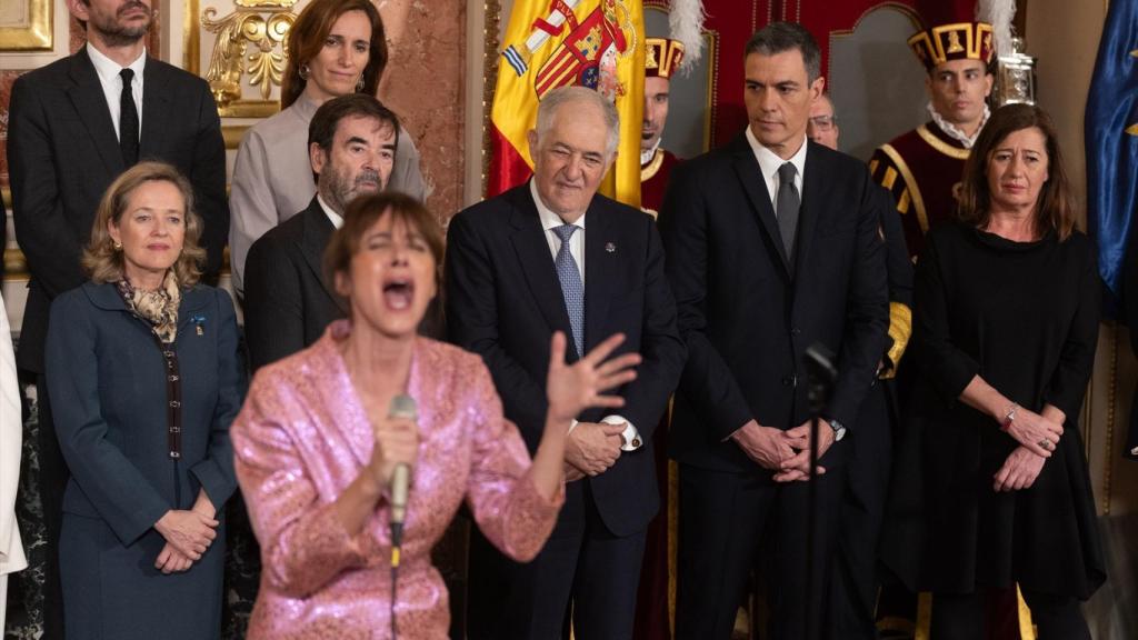 María Berasarte, durante su interpretación de 'Al Alba' en el Salón de los Pasos Perdidos del Congreso.