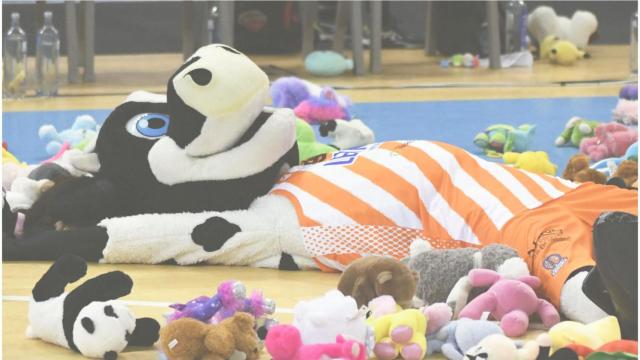 Una de las lluvias de peluches de Leyma Coruña