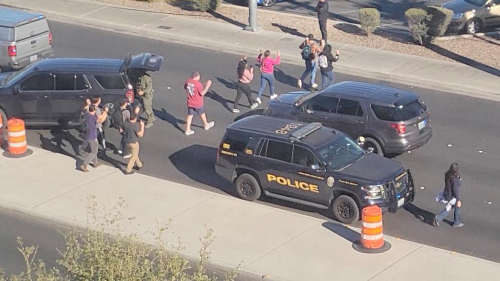 Estudiantes son evacuados del campus tras el tiroteo en la Universidad de Nevada en Las Vegas.