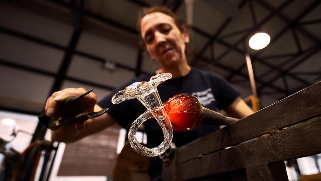 Técnica de soplado del vidrio en la Real Fábrica de Cristales de La Granja