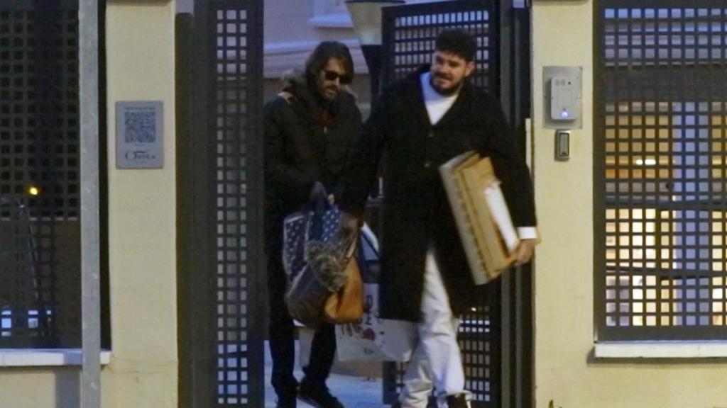 Los hijos de Concha Velasco saliendo de la residencia de su madre, este pasado miércoles, 6 de diciembre.