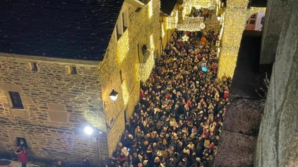 Calles completamente llenas durante el encendido navideño en Puebla de Sanabria