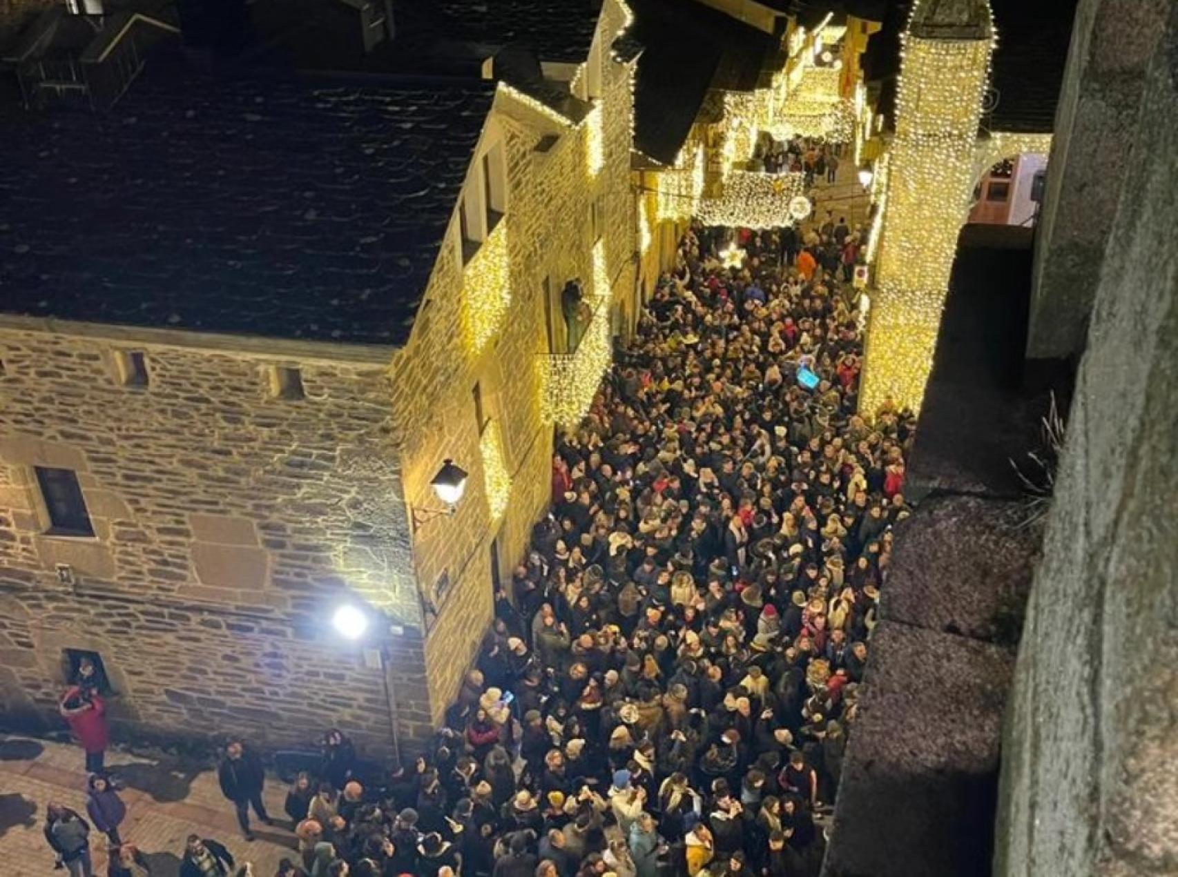 Calles completamente llenas durante el encendido navideño en Puebla de Sanabria