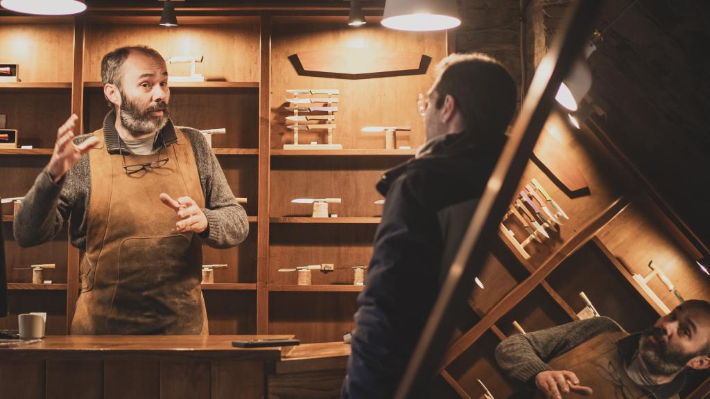 EL ESPAÑOL | Porfolio entrevista a Quintana en su tienda de navajas, situada en el interior del Museo de la Cuchillería de Pardiñas.