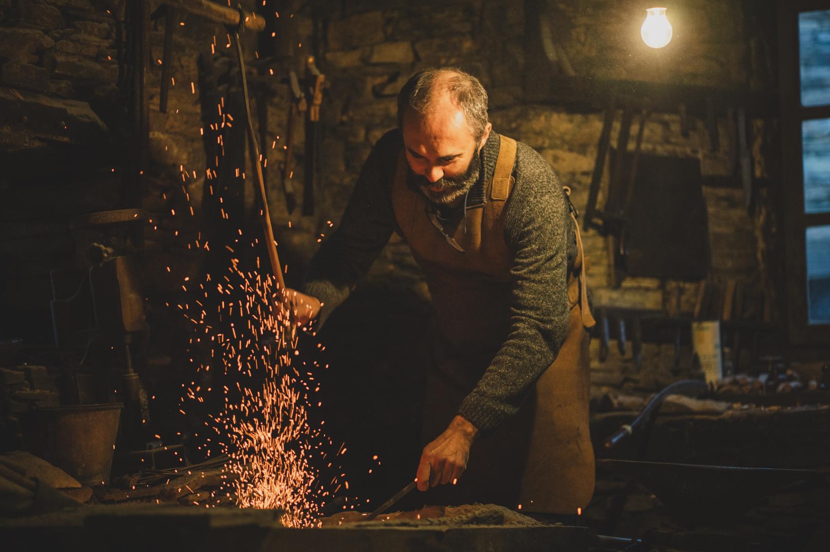 En la forja de Juan Carlos Quintana en la aldea de Pardiñas, Taramundi (Asturias).