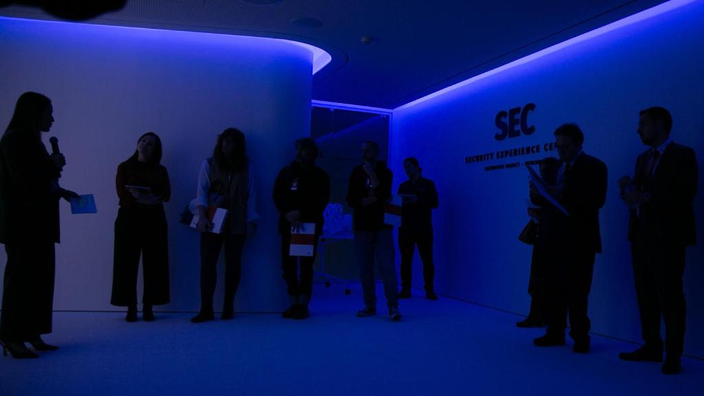 En la entrada del Security Experience Center de Securitas Direct.