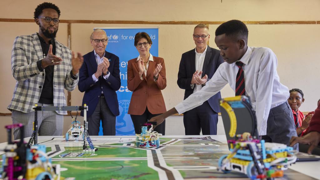 Horstmeier observa una demostración de robótica en la escuela secundaria Lethabong, en Pretoria.