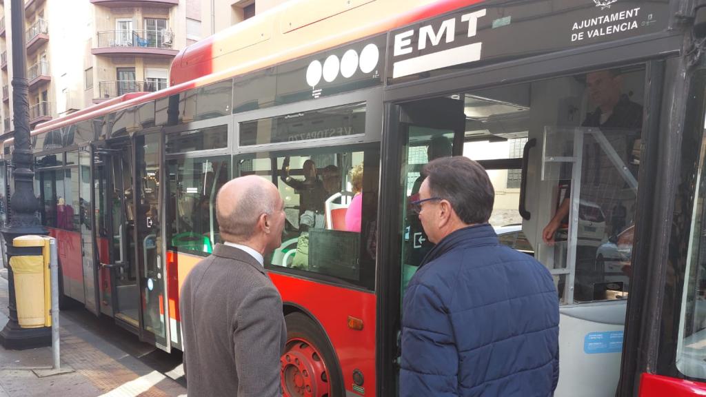 El concejal Jesús Carbonell este jueves en las pruebas de las nuevas rutas. EE