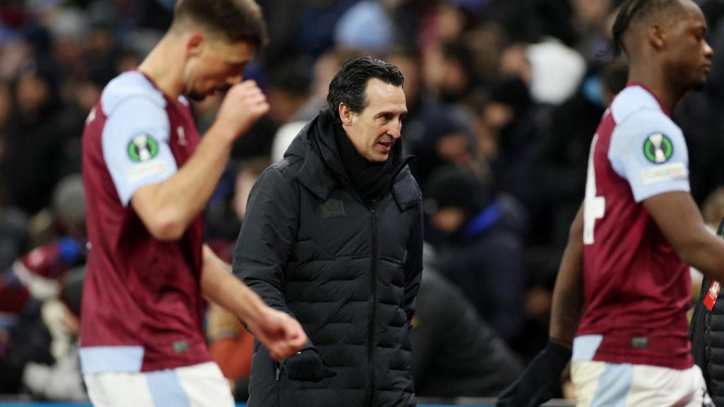 Emery, con sus jugadores del Aston Villa.