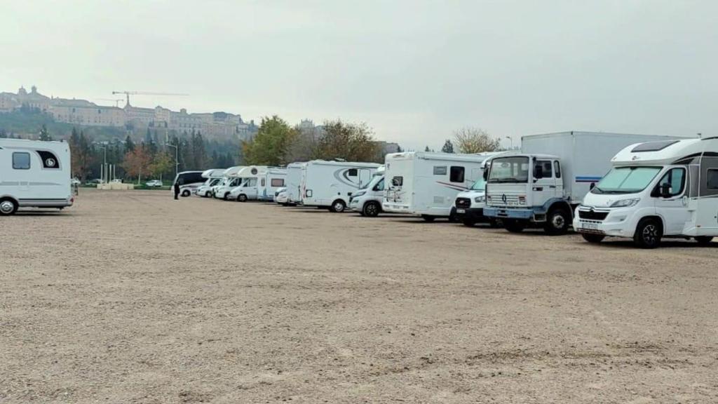 Caravanas aparcadas en el parking de Santa Teresa. Foto: Juan Manuel Guío