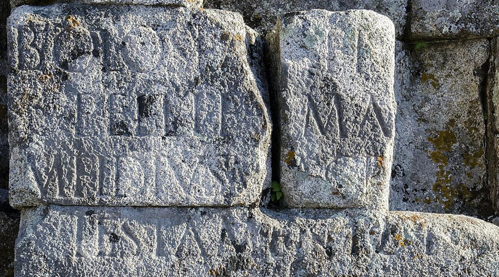 Inscripción del arco dedicada a Bolosea