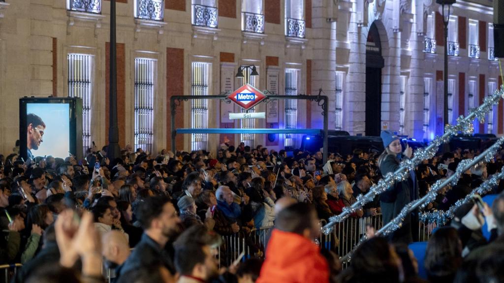 Varios ciudadanos en la Puerta del Sol de Madrid,