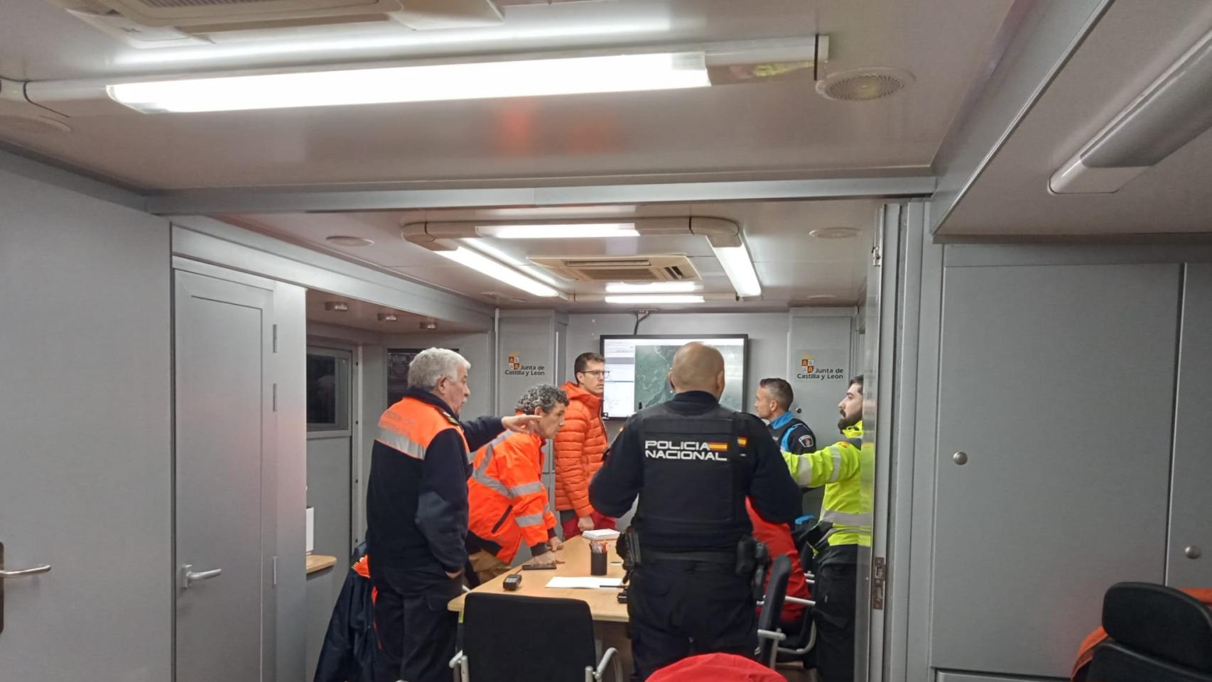 Agentes de la Policía Local y Nacional, y miembros de Protección Civil y Emergencias encargados del operativo de búsqueda del anciano desaparecido en Rimor, León