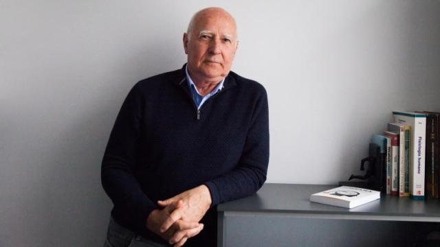 Arturo Goicoechea, neurólogo y divulgador sobre los síntomas sin explicación médica.