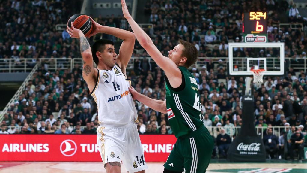 Deck, ante un jugador del Panathinaikos