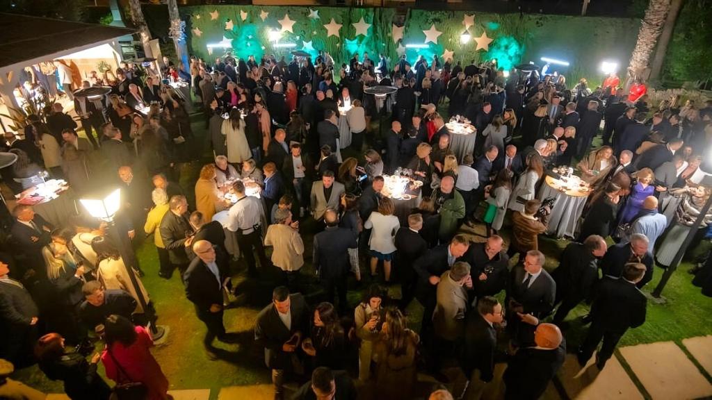 Más de un millar de personas, según los organizadores, han asistido a la Bienvenida a la Navidad de 2023.