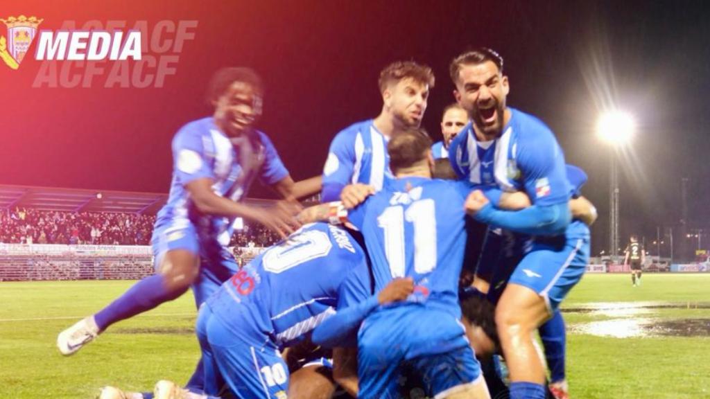 Jugadores del Arandina celebrando su gol al Cádiz