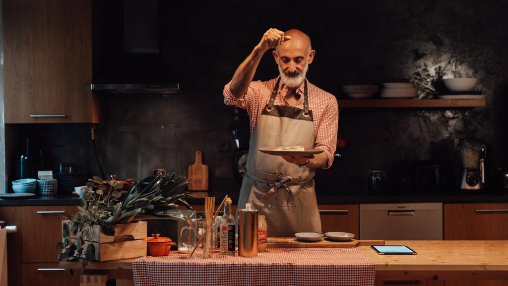 Una persona mayor preparando la comida.