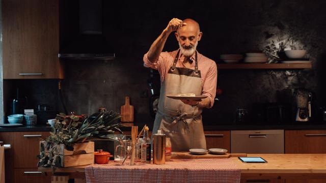 Una persona mayor preparando la comida.
