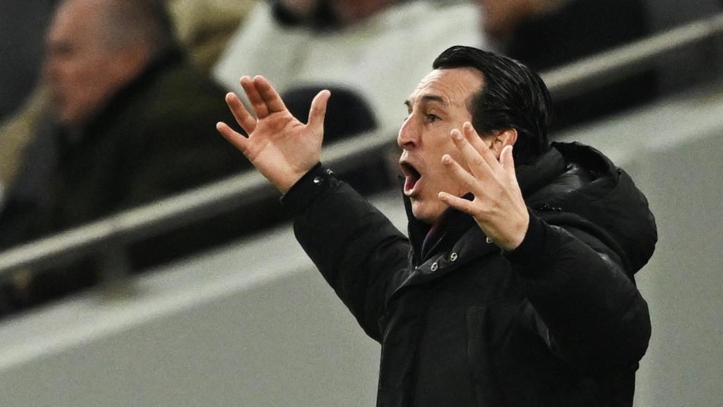 Unai Emery da instrucciones desde la banda en un partido del Aston Villa.