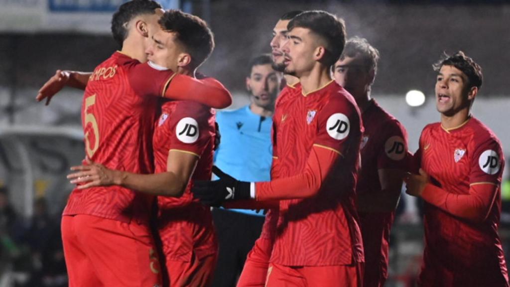Los jugadores del Sevilla celebran un gol ante el Atlético Astorga.