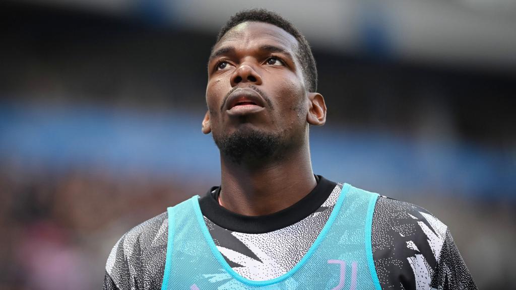 Paul Pogba calienta antes de un partido