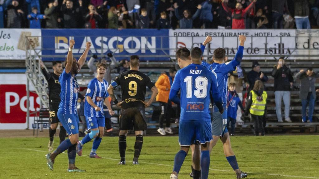 Los jugadores del Arandina celebran su triunfo ante el Cádiz