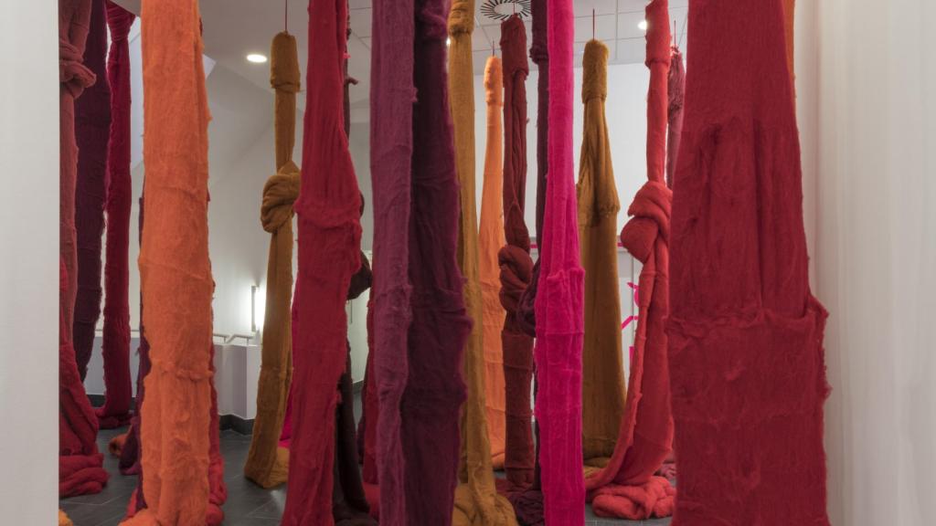 'Quipu menstrual', 2019. Foto: Roberto Ruiz / CA2M
