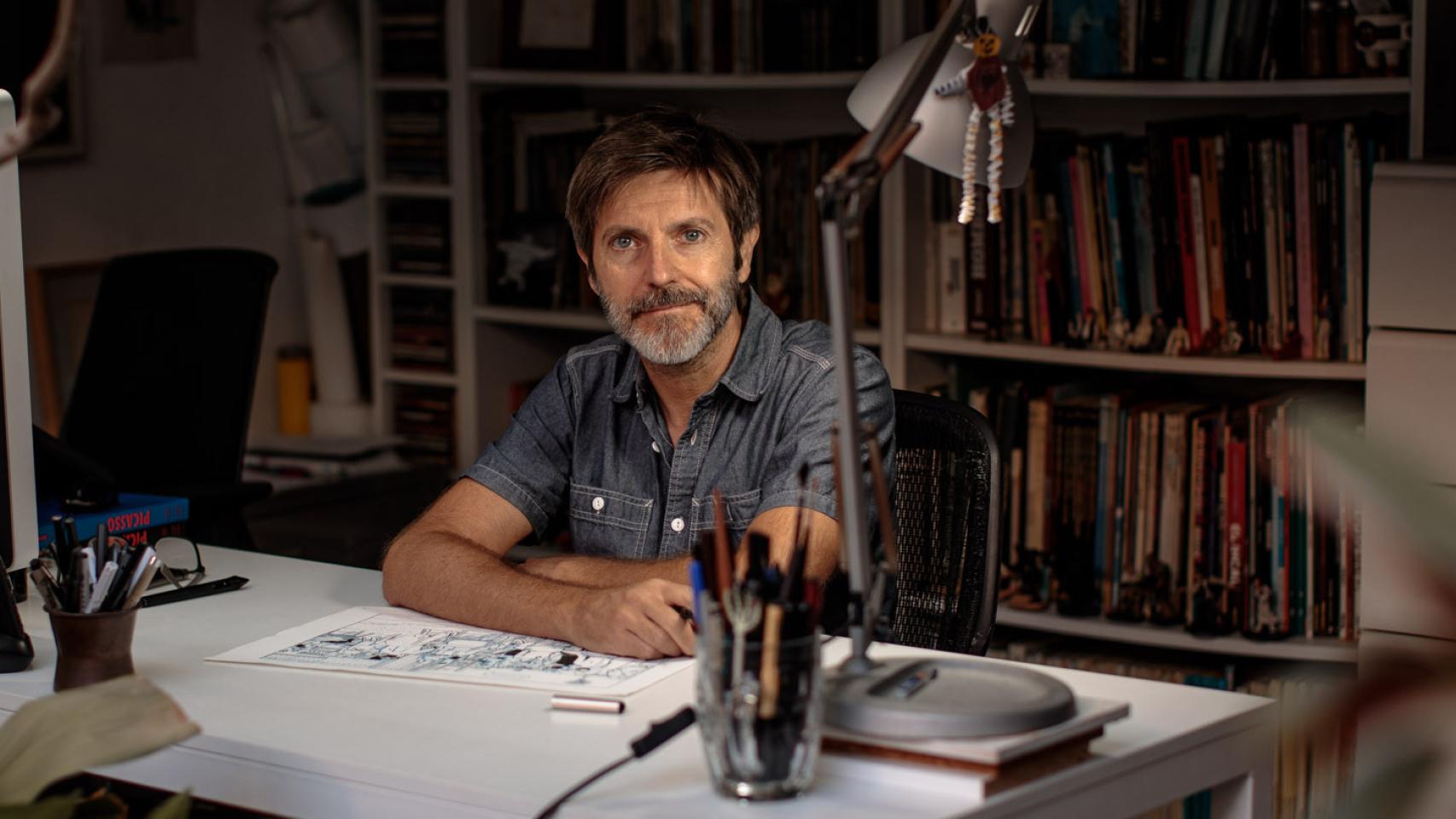 Paco Roca en su mesa de dibujo. Foto: Biel Aiño