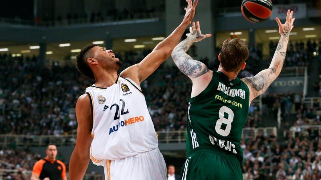 Tavares, frente a un jugador del Panathinaikos