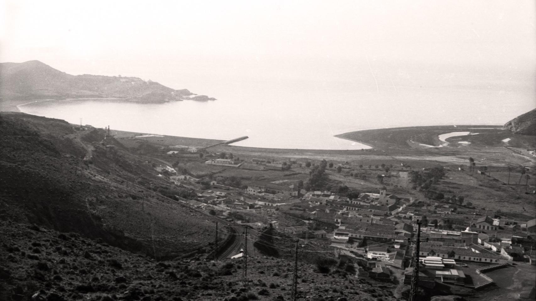 Estado original de la Bahía de Portmán en La Unión, al poco tiempo de haber comenzado los vertidos mineros.
