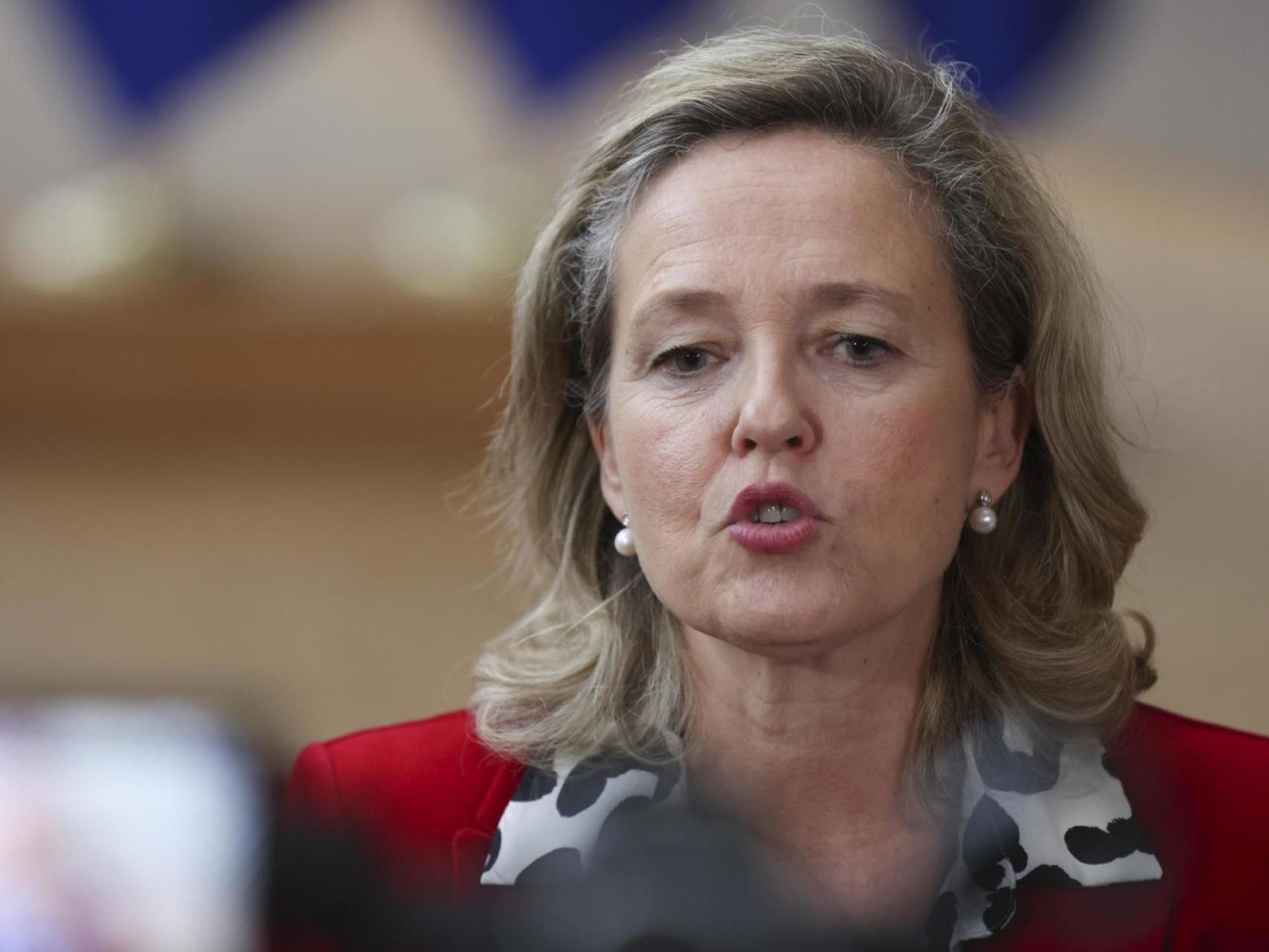 Nadia Calviño, este jueves en Bruselas, atiende a los medios de comunicación.