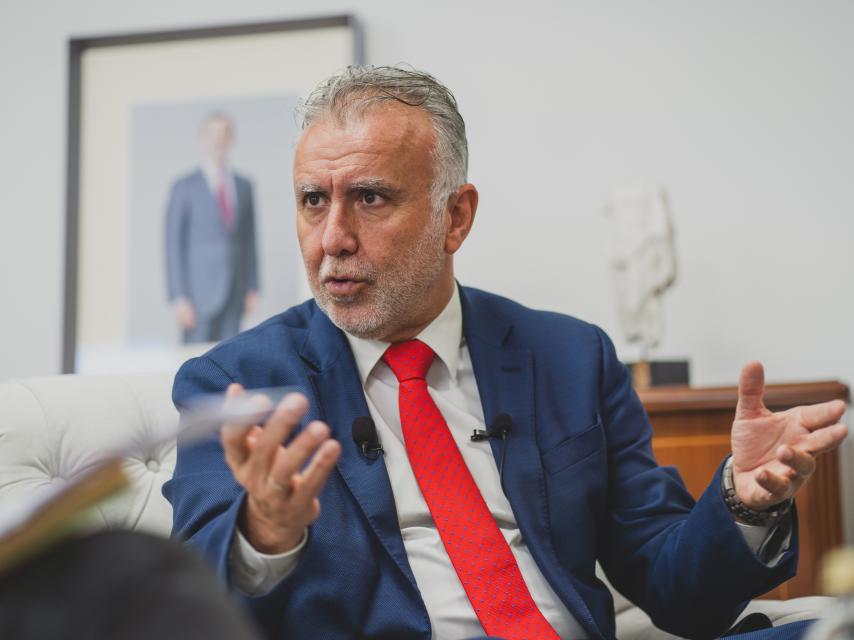 El nuevo responsable de Política Territorial, Ángel Víctor Torres, esta semana, en su despacho del Ministerio, con el retrato de Felipe VI a la espalda.