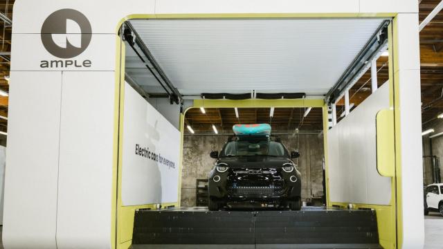 Estación de intercambio de baterías de un coche eléctrico de Ample.