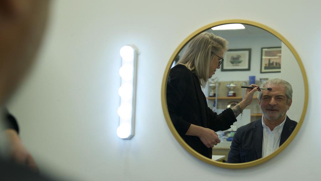 Momento de maquillaje previo a la grabación.