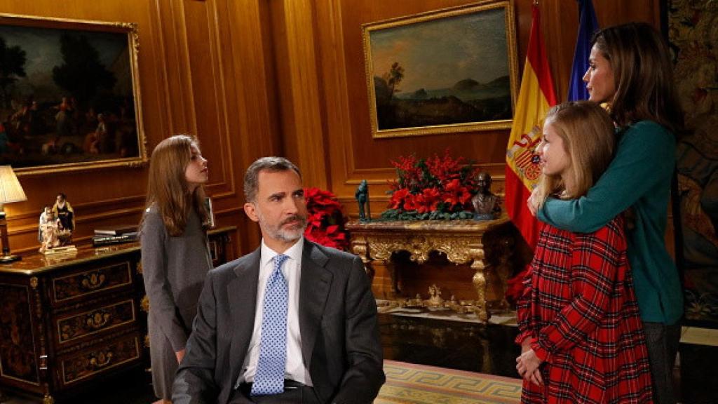 El Rey en su discurso de Navidad en 2017, con Letizia y sus hijas.