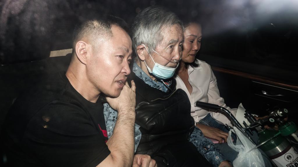 El expresidente peruano Alberto Fujimori, acompañado de sus hijos Keiko y Kenji Fujimori a la salida de la cárcel.