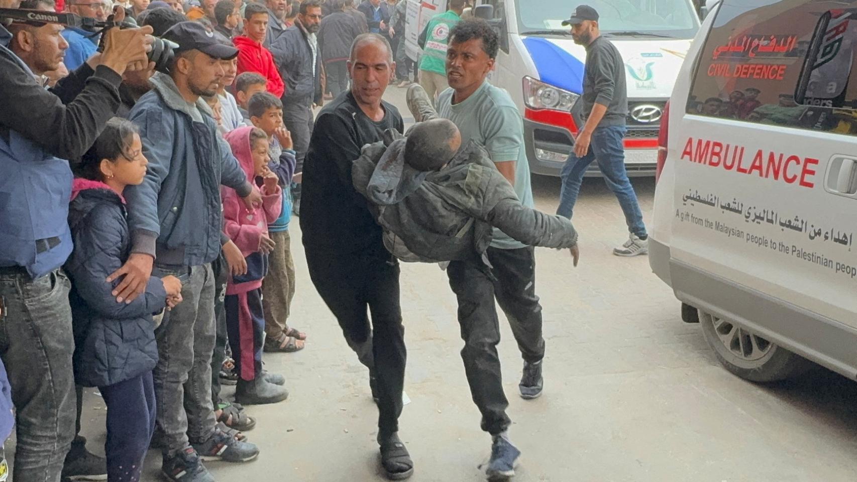 Heridos llegando al hospital Nasser de Jan Yunis