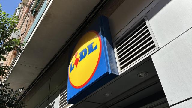 Logotipo de Lidl en una tienda.