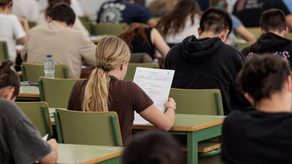 Alumnos durante el examen de acceso a la universidad.