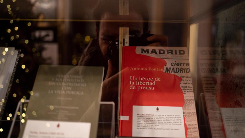 Javier Carbajal, responsable de Fotografía, captura la publicación homenaje a Fontán publicada por el Senado.