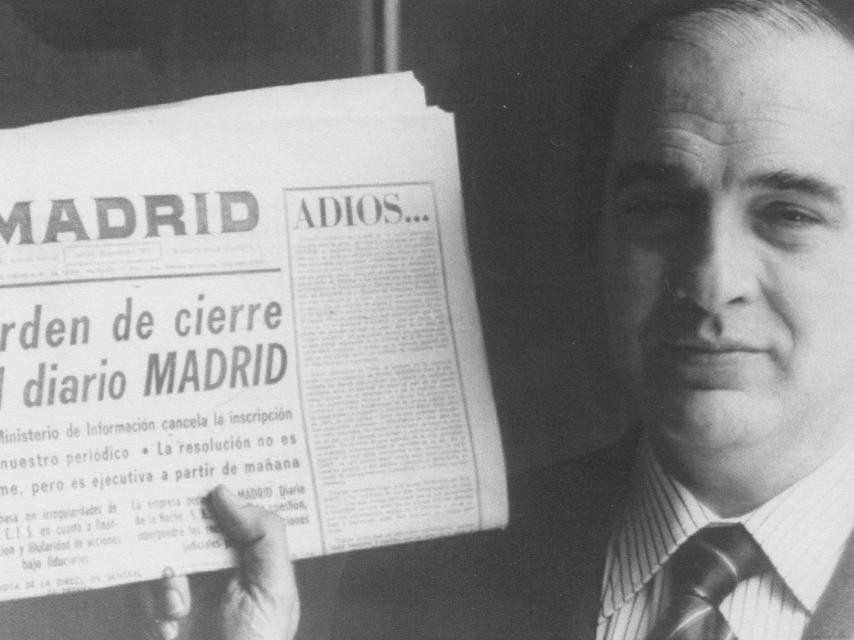 Fontán sostiene la última portada del diario Madrid, recién clausurado por el régimen franquista.