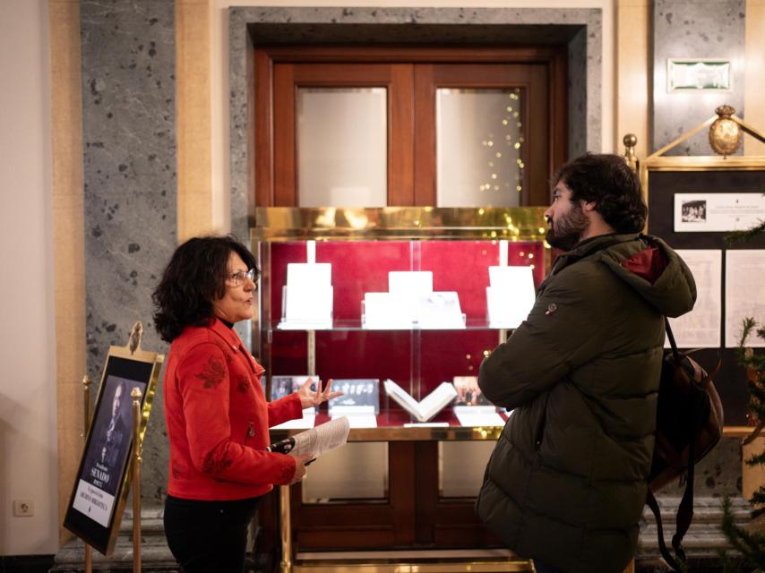 Josefa Fuentes, responsable de Documentación del Senado, explica la exposición sobre Fontán.