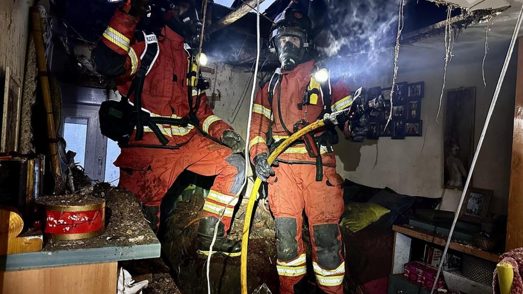Bomberos intentan apagar el fuego