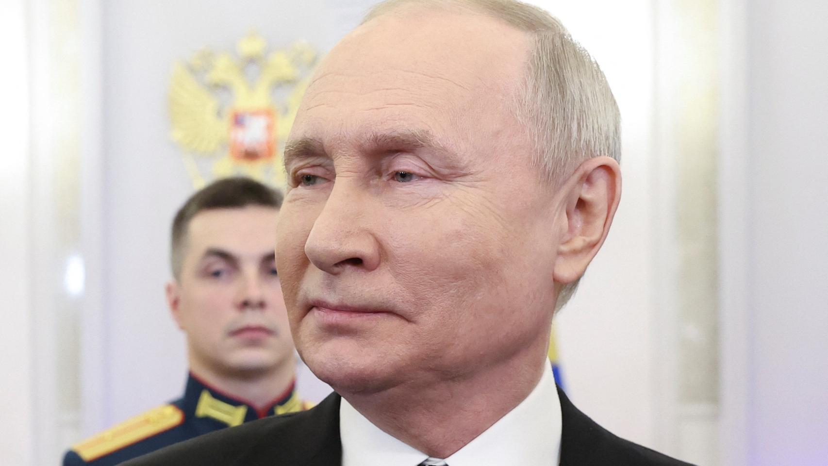 El presidente de Rusia, Vladimir Putin, asiste a una ceremonia para entregar medallas de Estrella de Oro a los miembros del servicio, en Moscú.