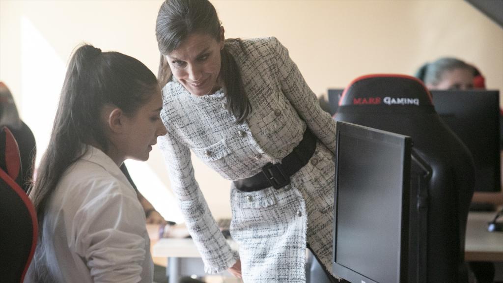 La reina Letizia preside junto a los alumnos la apertura del curso de Formación Profesional 2023/2024 en el Centro Integrado de FP de Comunicación, Imagen y Sonido (CISLAN), a 12 de septiembre de 2023, en Langreo, Asturias